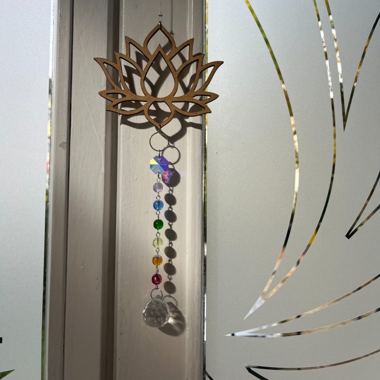 Reiki Bad Ems Tisch mit Laptop, Kaffeetasse, Kerze und Unterlagen in einem hellen Raum.